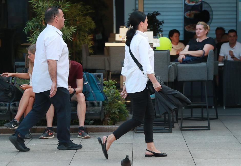 Zagreb: Nasmijani Vili Beorš u društvu supruge prošetao centrom grada