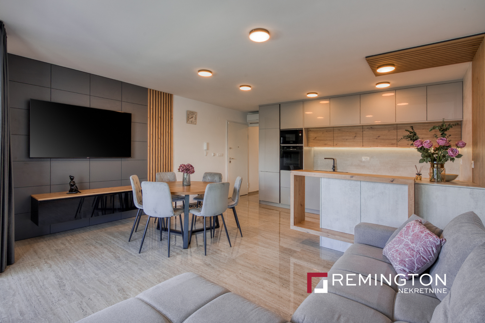 Na tržištu nekretnina u Malinskoj na otoku Krku pojavio se moderan apartman s privatnim bazenom i pogledom na more, smješten svega 300 metara od obale. Cijena ove nekretnine iznosi 730 tisuća eura.

