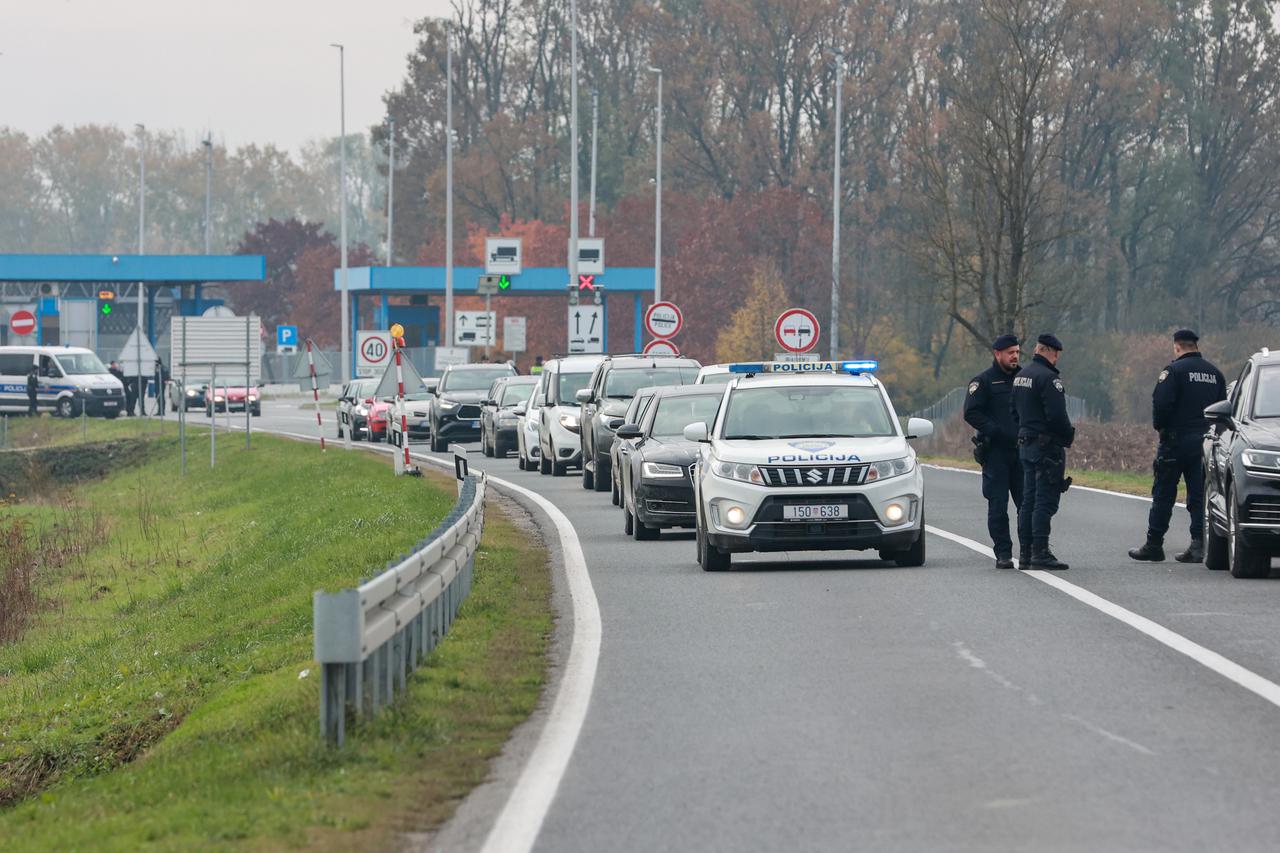 Nezadovoljni seljaci jutros blokirali prometnice i granični prijelaz Županja - Orašje