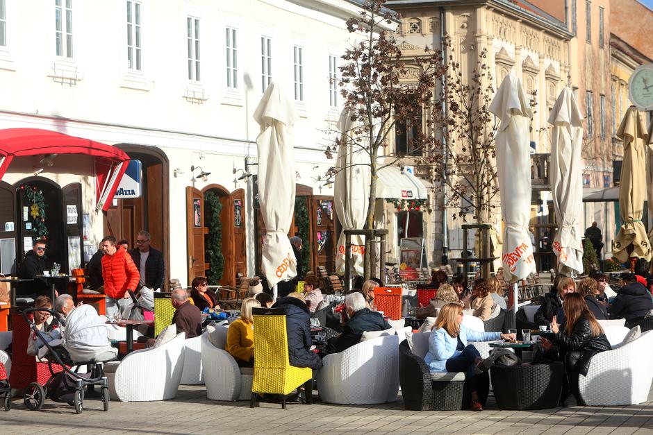 Karlovac: Iznadprosječno toplo vrijeme  izmamilo građane na terase kafića i šetnje gradskim ulicama