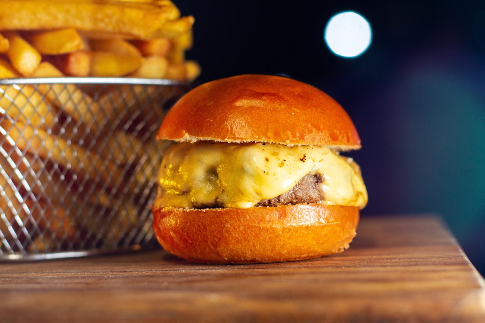 Rak (21. lipnja - 22. srpnja): Klasični Cheeseburger - Rakovima je stalo do tradicionalnih i domaćih okusa. Astrologinja Tara Bennet kaže: ‘Klasični cheeseburger s tradicionalnim dodacima pruža emocionalnu toplinu i ugodu koju Rakovi traže’. 