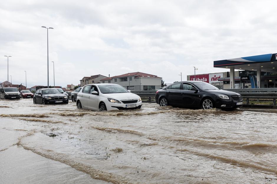 Kaštela: Poplavljene prometnice nakon obilne kiše