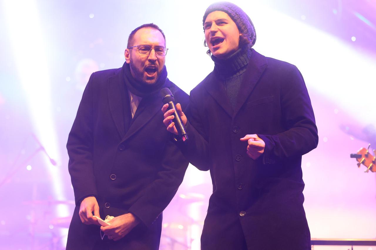 Zagreb: Gradonačelnik Tomašević na Trgu bana Jelačića zaželio svima sretnu Novu godinu