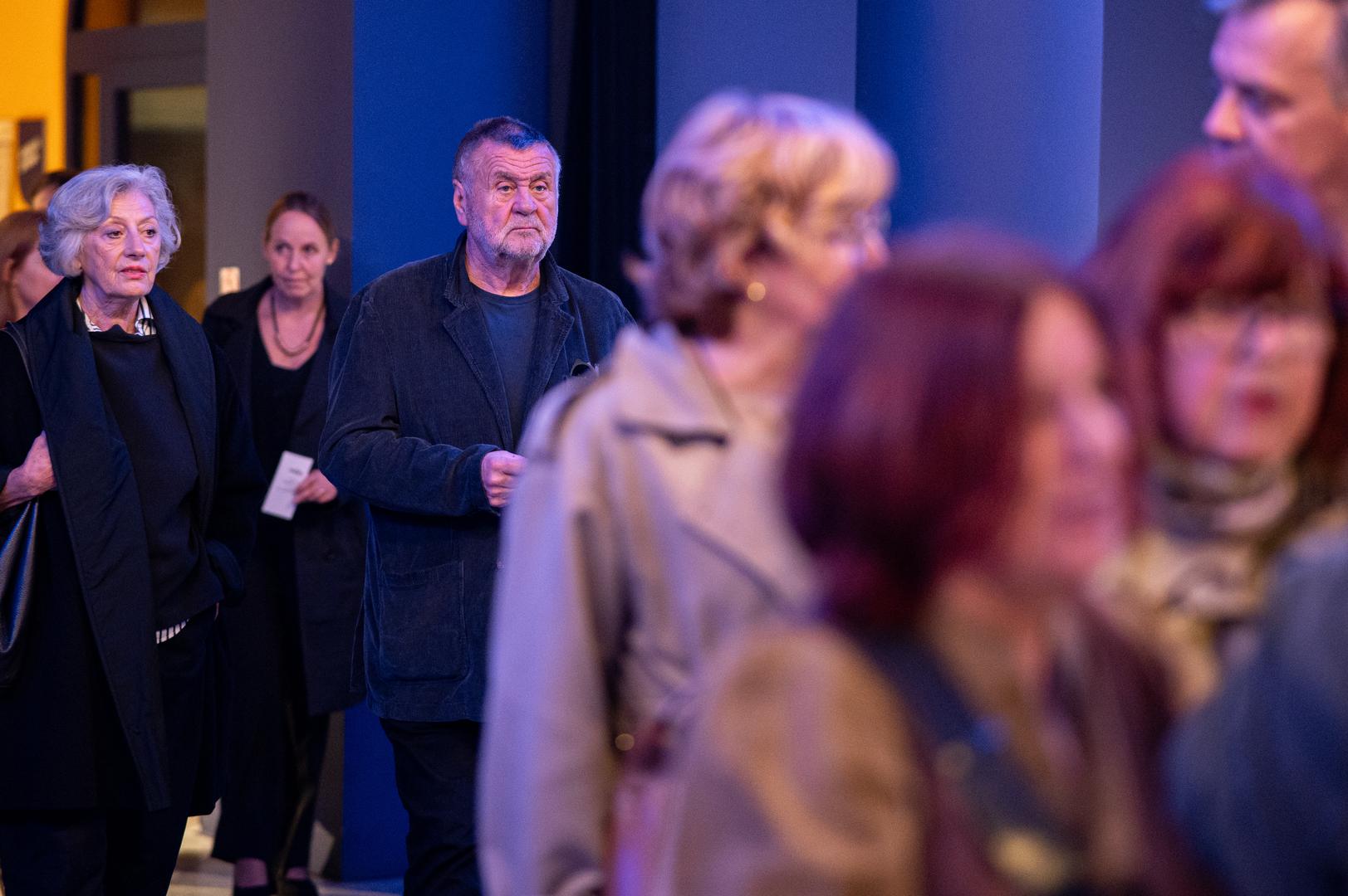 Intimna priča protagonista prati višegodišnji odnos manipulacije, kontrole, izolacije, psihičkog i fizičkog nasilja pokušavajući odgovoriti na pitanje jesmo li kao društvo konačno spremni razumjeti one koji trpe nasilje,  a osuditi one koji ga čine ili još uvijek tražimo opravdanja jer je teško povjerovati kako se nasilje može dogoditi svakome, pa i nama