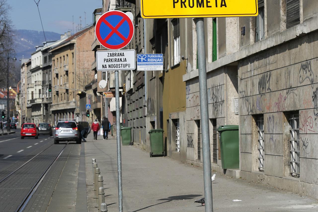 U ulici Ribnjak, preko puta istoimenog parka, odnedavno je zabranjeno parkiranje automobila