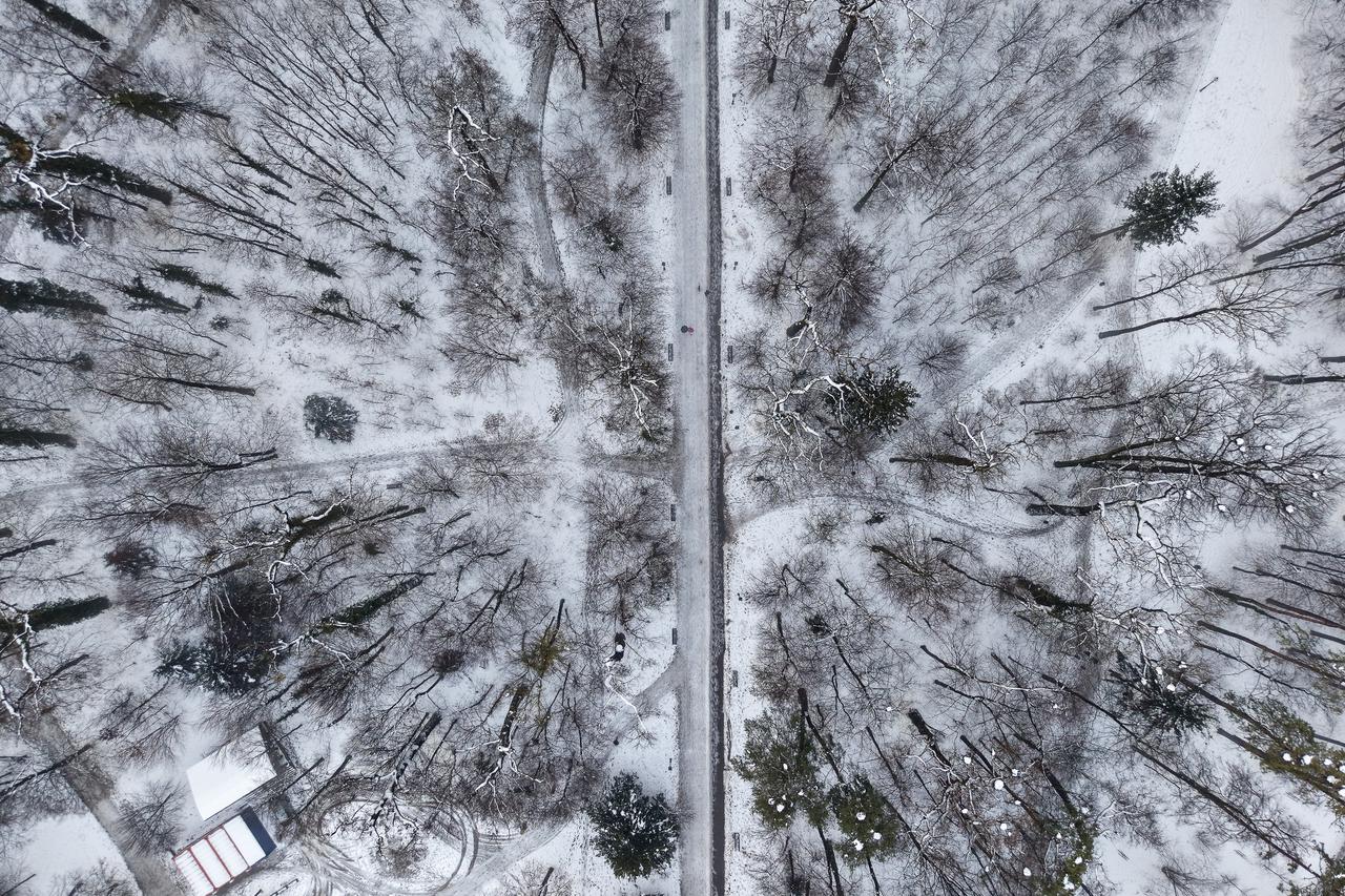 Pogled iz zraka na park Maksimir i njegova jezera tijekom zime