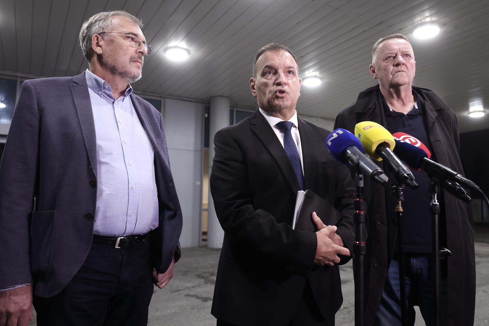 07.11.2023., Zagreb - Hitni prijem bolnice Rebro. Zbog zaprimljenih pacijenata uslijed konzumacije navodno kontaminirane mineralne vode Romerquelle Emotion Blueberry Pomegranate i-ili Coca Cole, ministar zdravstva Vili Beros, Krunoslav Capak i zamjenik ravnatelja bolnice Milivoj Novak obratili su se medijima. Photo: Sanjin Strukic/PIXSELL