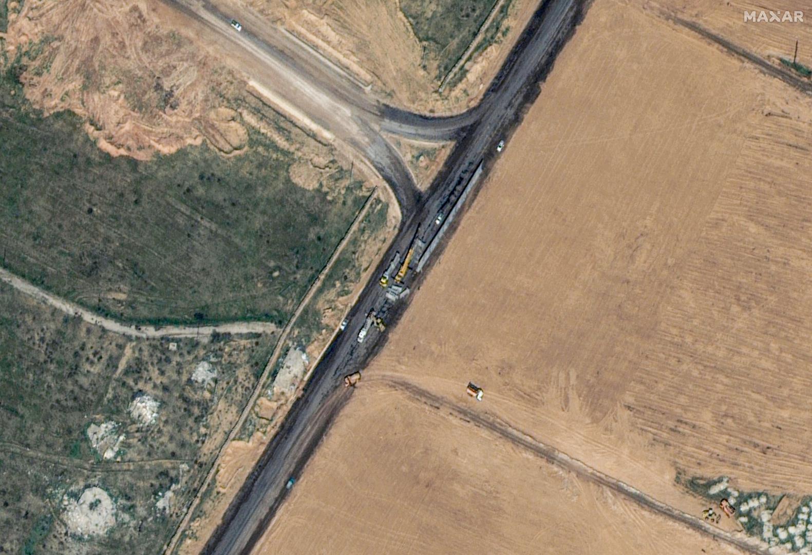 A satellite image shows the construction of a wall along the Egypt-Gaza border near Rafah, February 15, 2024. Maxar Technologies/Handout via REUTERS    THIS IMAGE HAS BEEN SUPPLIED BY A THIRD PARTY. NO RESALES. NO ARCHIVES. MANDATORY CREDIT. DO NOT OBSCURE LOGO. Photo: MAXAR TECHNOLOGIES/REUTERS
