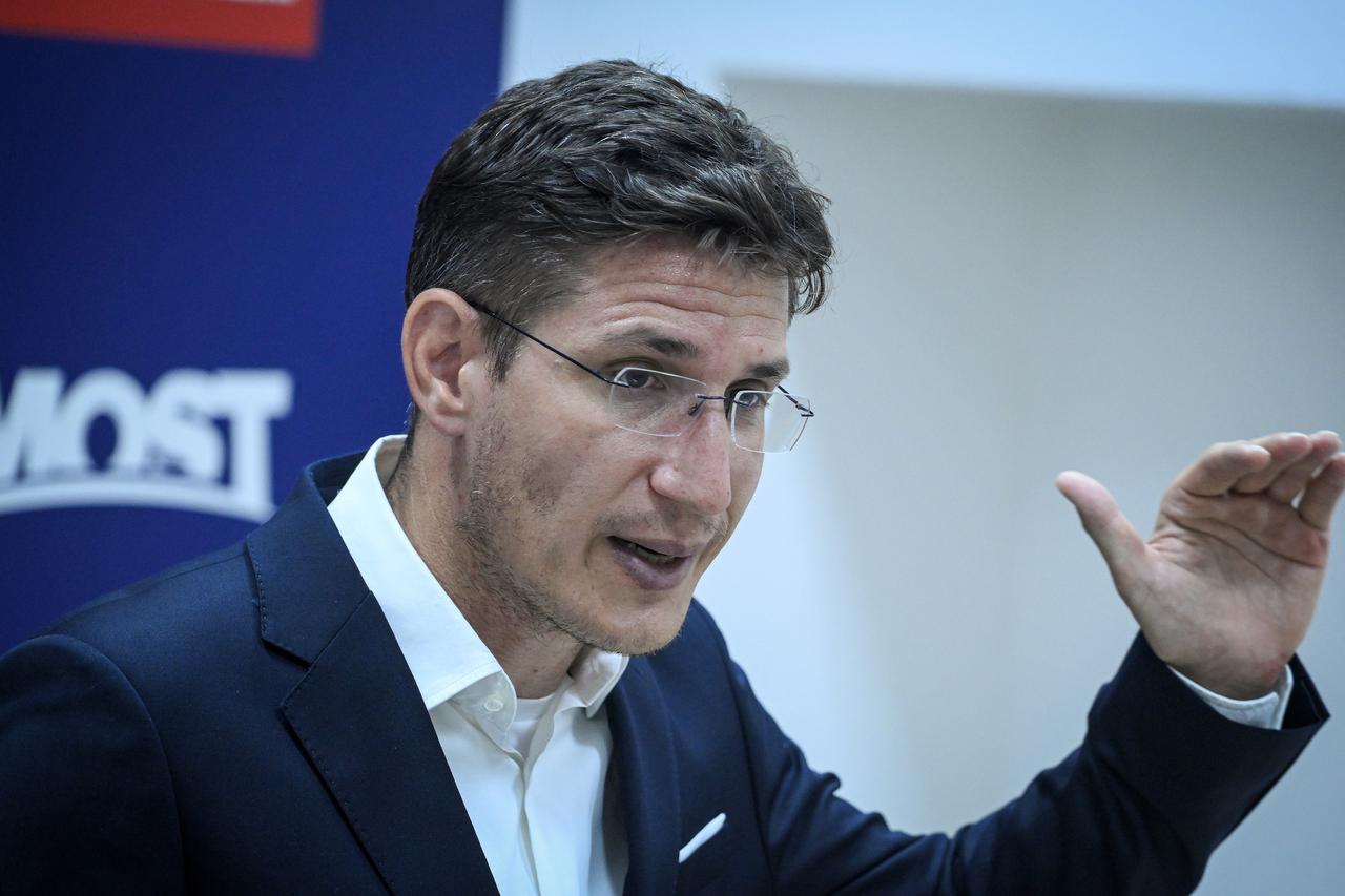 Zagreb: Konferencija za medije stranke Most o nezakonitom odlaganju opasnog otpada na području grada Gospića