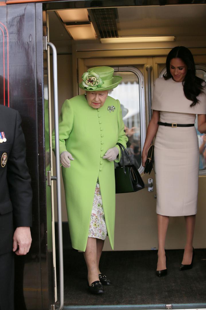 Meghan je za ovu prigodu odabrala kreaciju s potpisom Givenchy i poštivala je sva kraljevska pravila odijevanja, nosila je čarape boje kože, ramena su joj bila pokrivena i bila je jako elegantna.