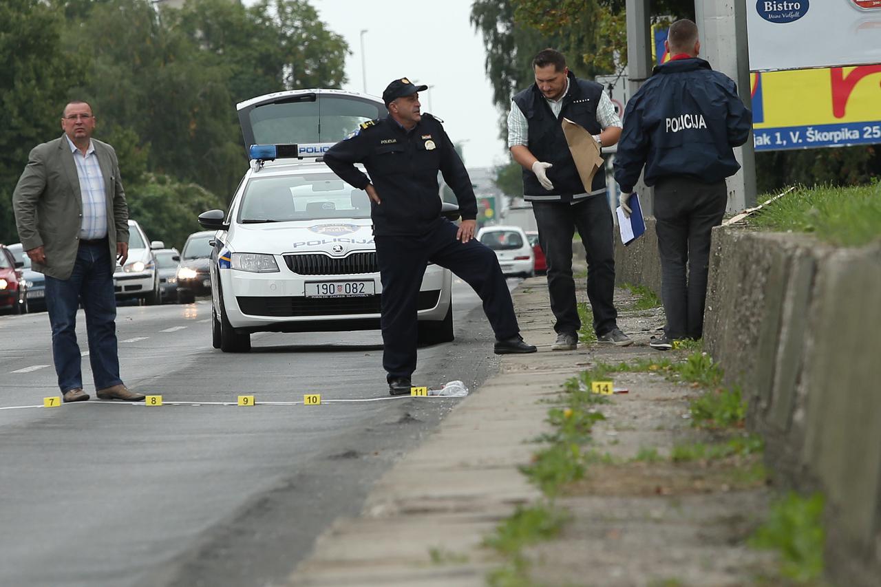 30.09.2015., Zagreb - Policija blokirala Aleju Bologne zbog sumljivog paketa. Pretpostavlja se da je rijec o eksplozivnoj napravi u sahtu. Promet je blokiran, a policija pretrazuje sire podrucje . Photo: Robert Anic/PIXSELL