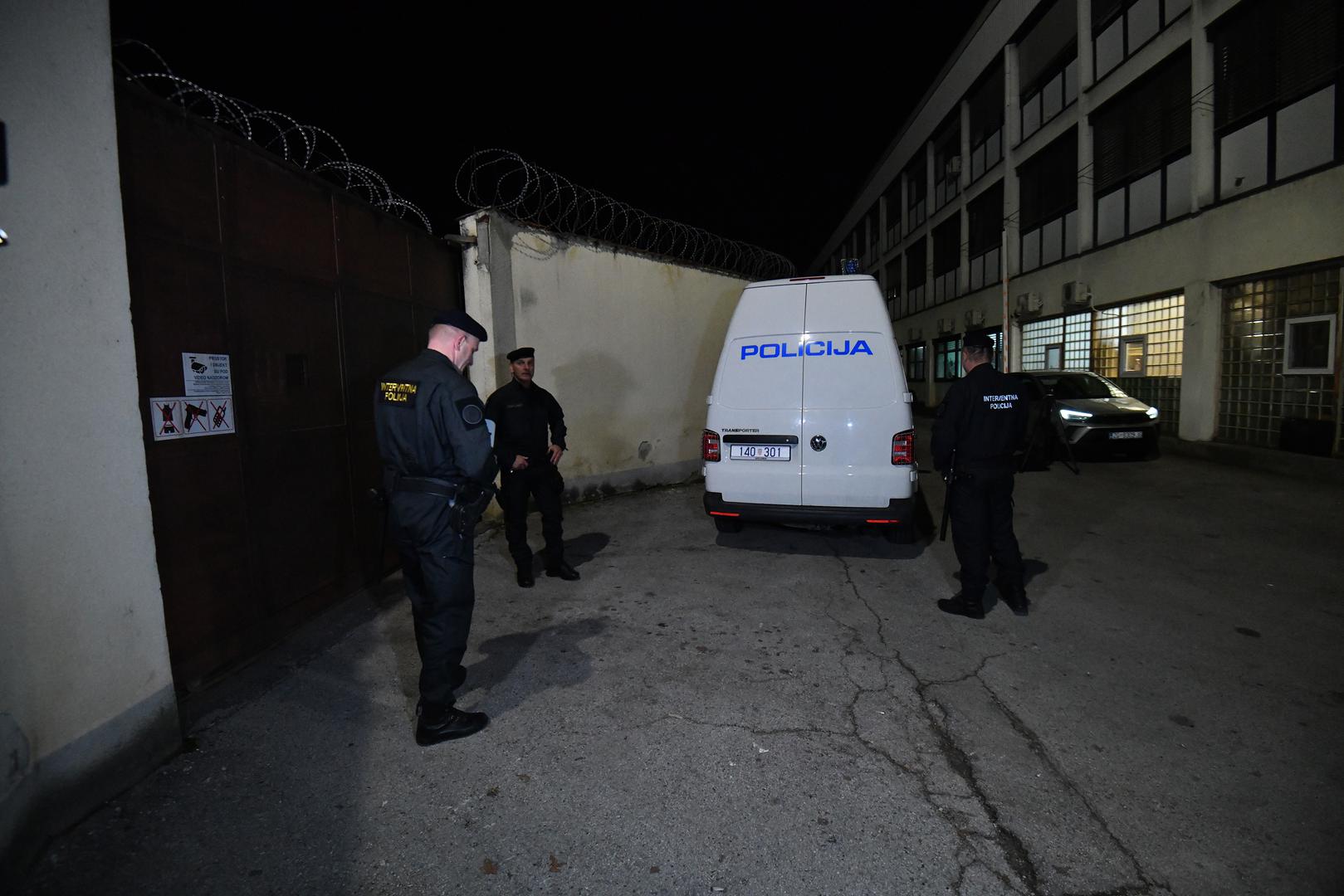 "Nismo uopće znali da je žena bila trudna niti s jednim od dvoje djece tako da smo svi u šoku. Nismo ih previše poznavali. On je negdje iz Splita ili okolica, a ni ona nije iz ovog kraja." rekao je mještanin. Nije poznato ni kad su djeca umrla i pokopana, ni u kojem vremenskom razmaku. 