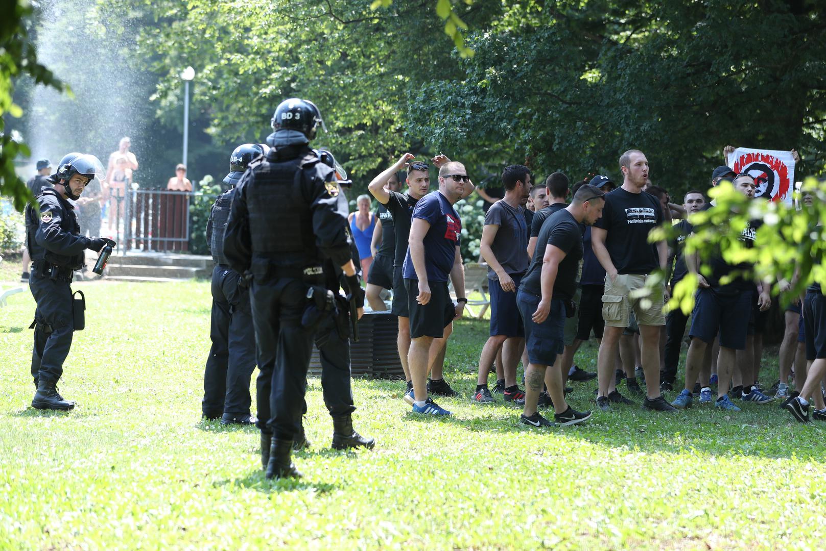 Stigli su specijalci i situacija se smirila. Privedeno je nekoliko navijača