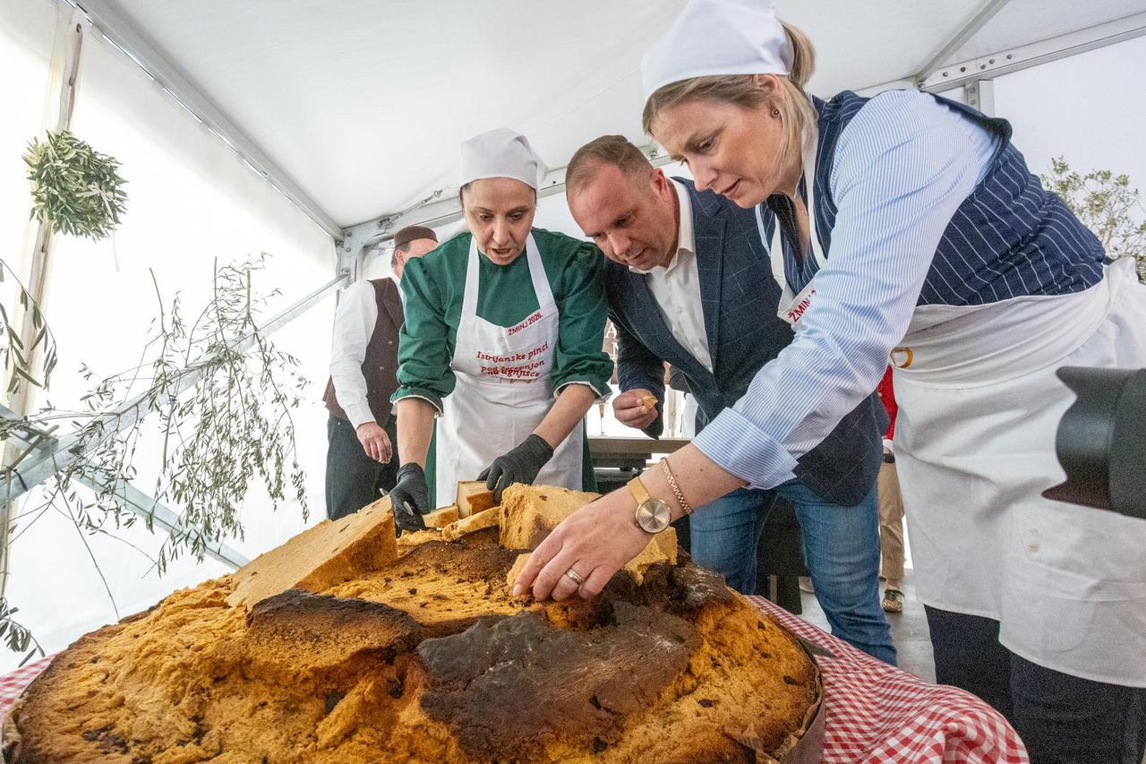 U Žminju napravljena najveća pinca, kandidat za Guinnessovu knjigu rekorda