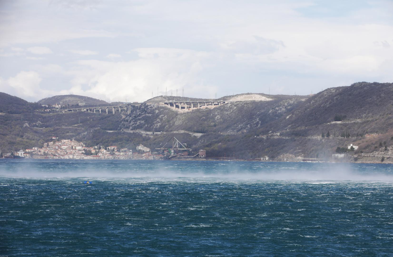 Najugroženija područja su Velebitski kanal, Kvarner, Kvarnerić te riječka i splitska regija, gdje se očekuju i orkanski udari vjetra.

