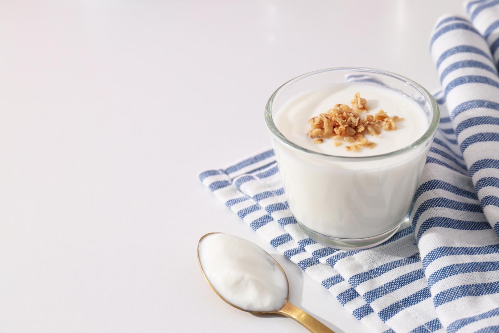 Grčki jogurt: Porcija od otprilike tri četvrtine šalice grčkog jogurta sadrži oko 15 grama proteina i smatra se odličnim izvorom potpunih proteina. To znači da sadrži svih devet esencijalnih aminokiselina koje tijelo ne može samo proizvesti. Uz proteine osigurava kalcij i vitamin D za zdravlje kostiju, a može sadržavati i probiotike koji pridonose normalnoj funkciji probavnog sustava.