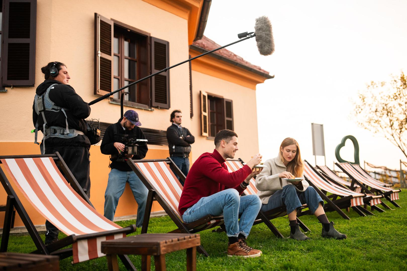 Treća epizoda donijela je mirise Slavonije i Mađarske, gdje paprikaš i fiš čine srce panonske kuhinje. Kroz razgovore s lokalnim kuharima, ribarima i domaćinima doznajemo kako su ova jela postala više od hrane — pravi simbol druženja, tradicije i zajedništva kraj Drave i Dunava. Vini i Leo nastavljaju svoju potragu kroz bogatstvo okusa i priča, otkrivajući Doboš tortu, Bečki odrezak i druge kulinarske klasike koji su obilježili gastronomiju naših prostora. 