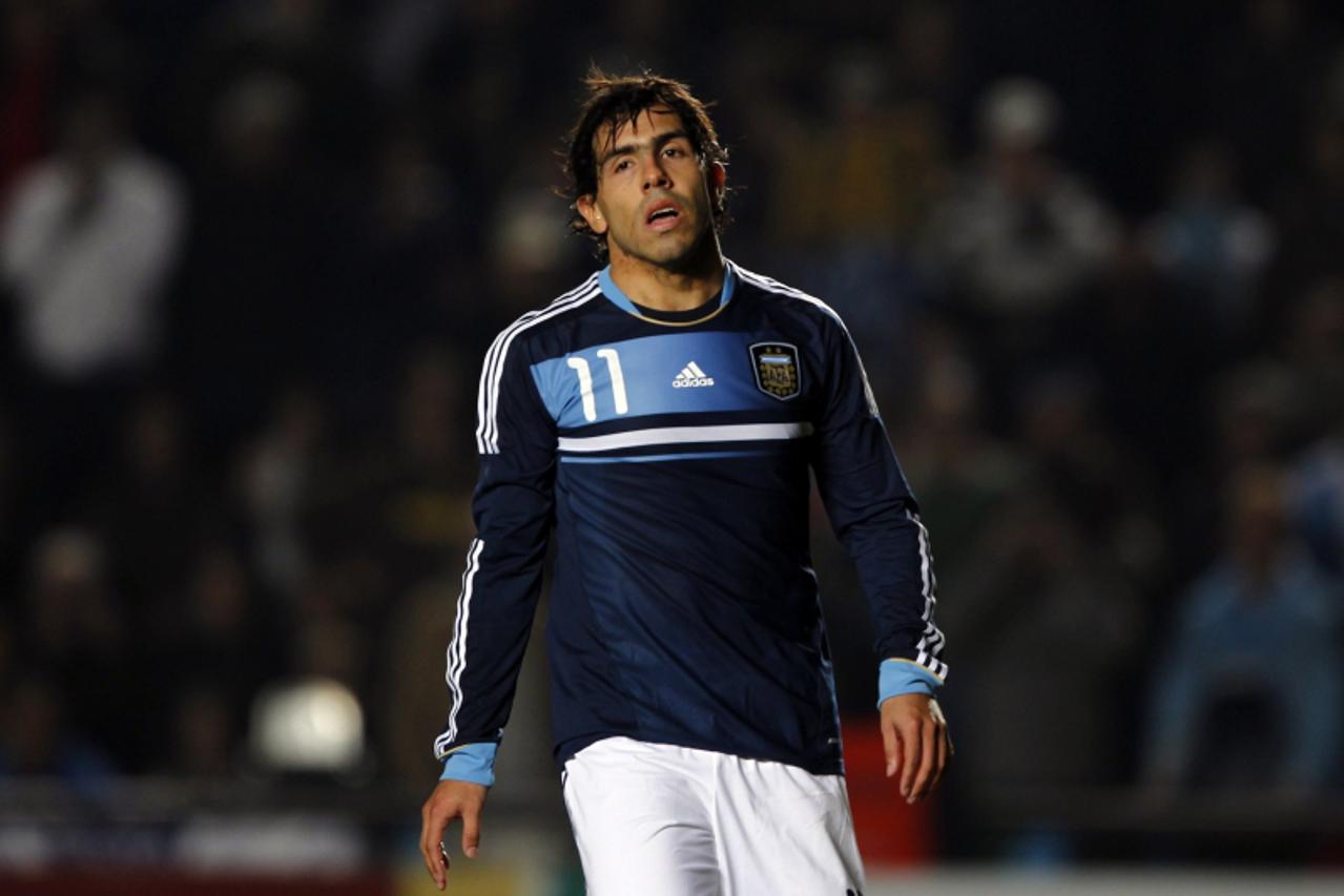 'Argentina\'s Carlos Tevez walks away after his penalty kick was blocked by Uruguay\'s goalkeeper Fernando Muslera during their quarter-final soccer match at the Copa America in Santa Fe, July 16, 201
