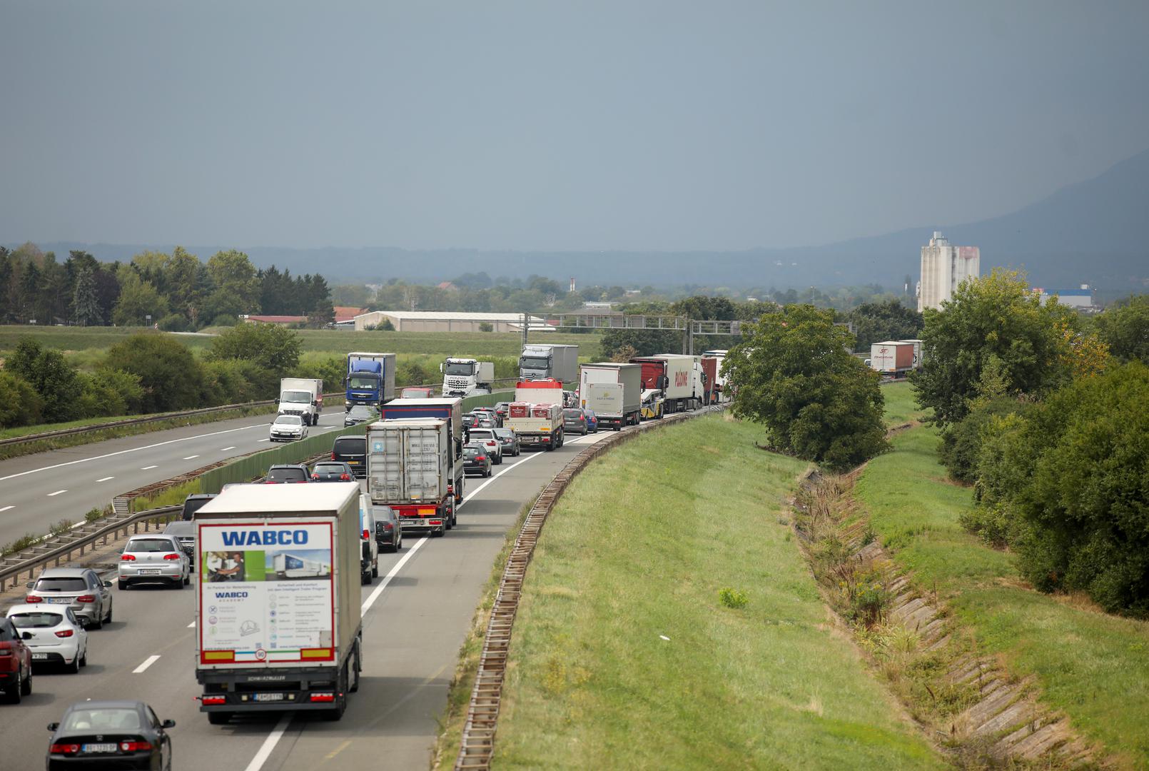 Riječ je o prometnoj nezgodi u kojoj su sudjelovala četiri vozila, svi strani državljani, potvrdili su zagrebački vatrogasci koji su u suradnji s hitnom zbrinjavali ozlijeđene osobe. 