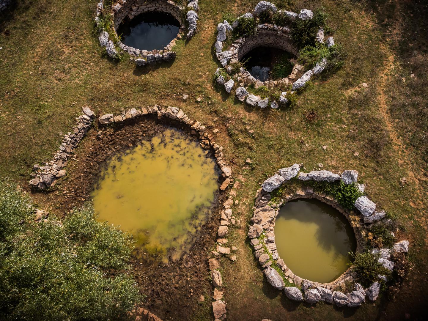 Deset gotovo identičnih bunara okruženih suhozidima oduševljavaju svojom ljepotom i intrigiraju svojom tajanstvenom poviješću. 