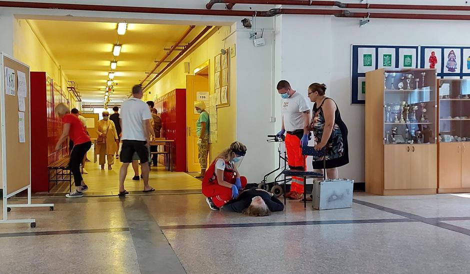 Zbog pada starije gospođe na biračkom mjestu intervenirala hitna