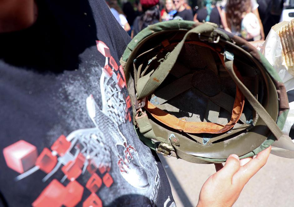 Sinj: Na Thomsponov koncert stigao sa djedovim šljemom iz Domovinskog rata