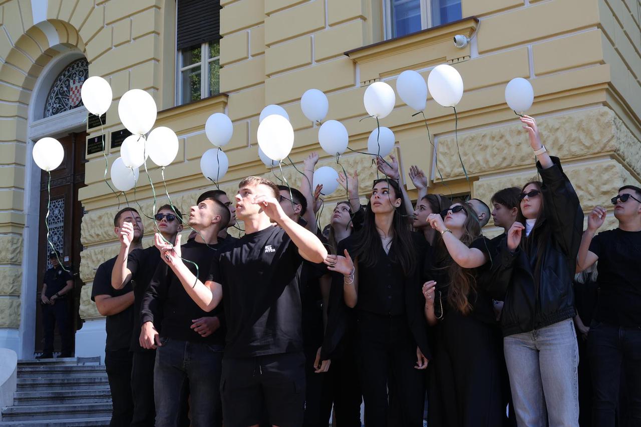 Šibenik: Šibenski  maturanti su norijadu posvetili Luki Milovcu sa 19 minuta šutnje i 19 bijelih balona