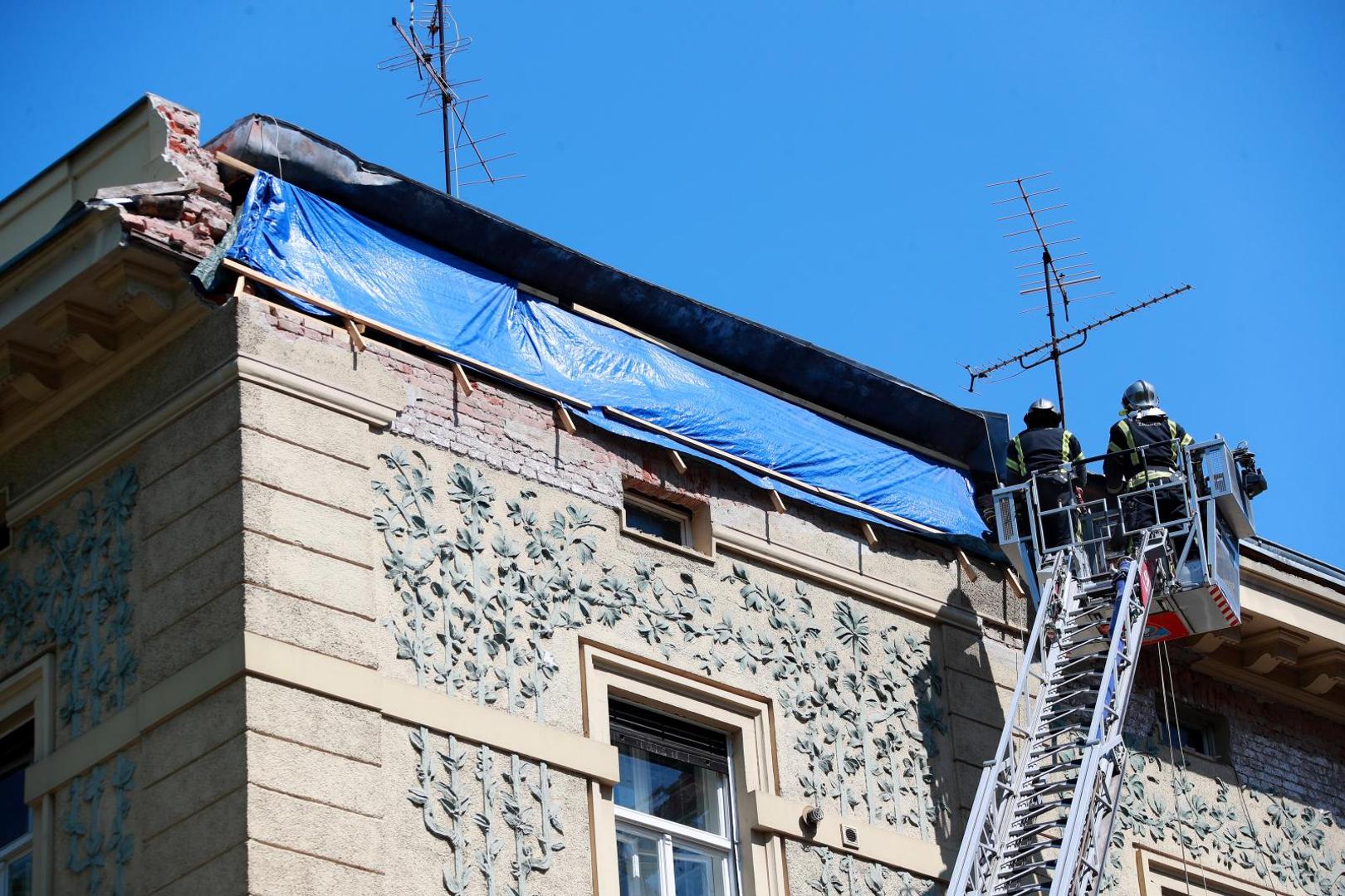 22.04.2020., Zagreb - Proslo je mjesec dana od razornog potresa u gradu Zagrebu. Vatrogasci saniraju ostecen krov na uglu Zrinjevca i Djordjiceve ulice. Photo: Sanjin Strukic/PIXSELL