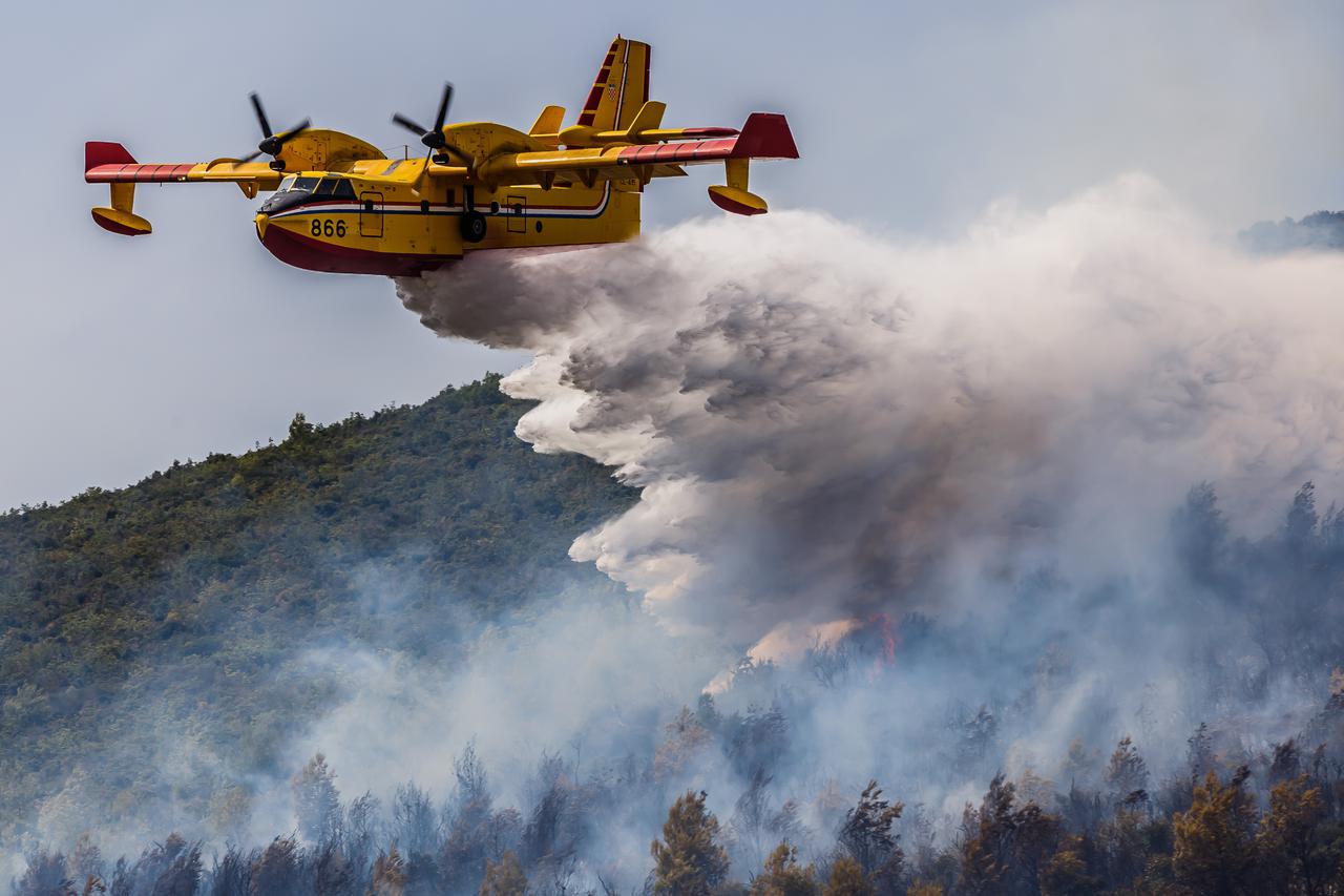 U Kaštelima u par minuta buknulo najmanje 5 požara, pozvani i kanaderi