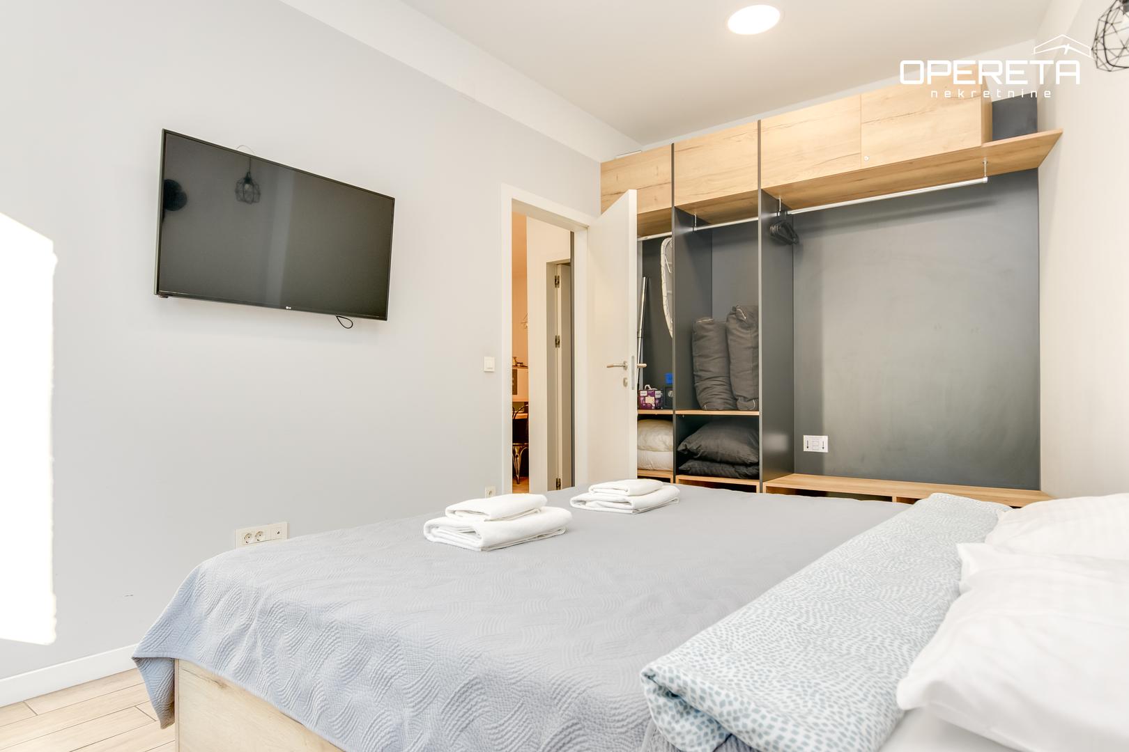 Dvosoban stan (cca 55 m²) se sastoji od ulaznog prostora, dnevnog boravka s kuhinjom i prostorom za blagovanje, spavaće sobe i kupaonice.