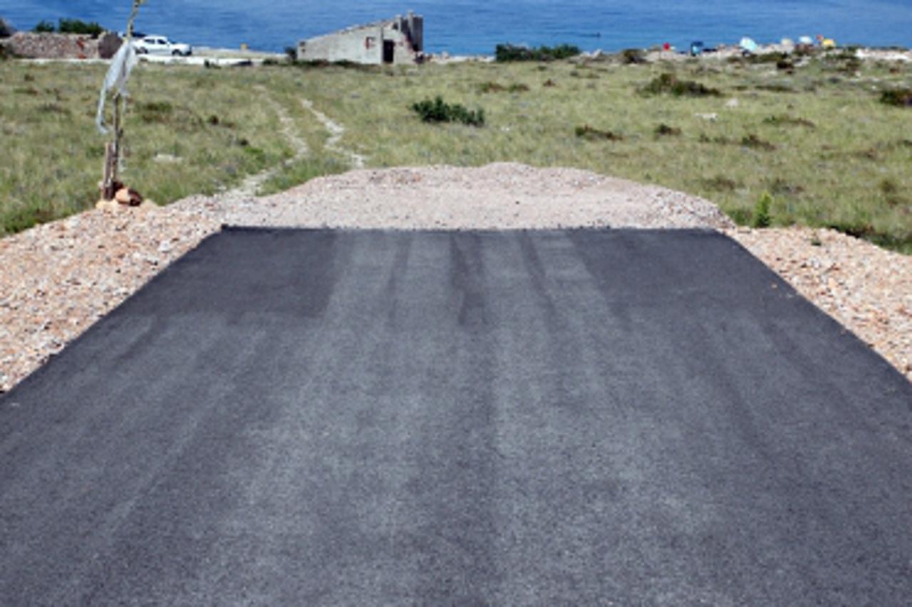 '01.08.2011. Jablanac - Novo trajektno pristaniste u Stinici koje je trebalo biti pusteno u promet ove sezone zbog nerjesenih vlasnicikih papira i spora oko vlasnistva prilazne ceste jos nije dovrseno