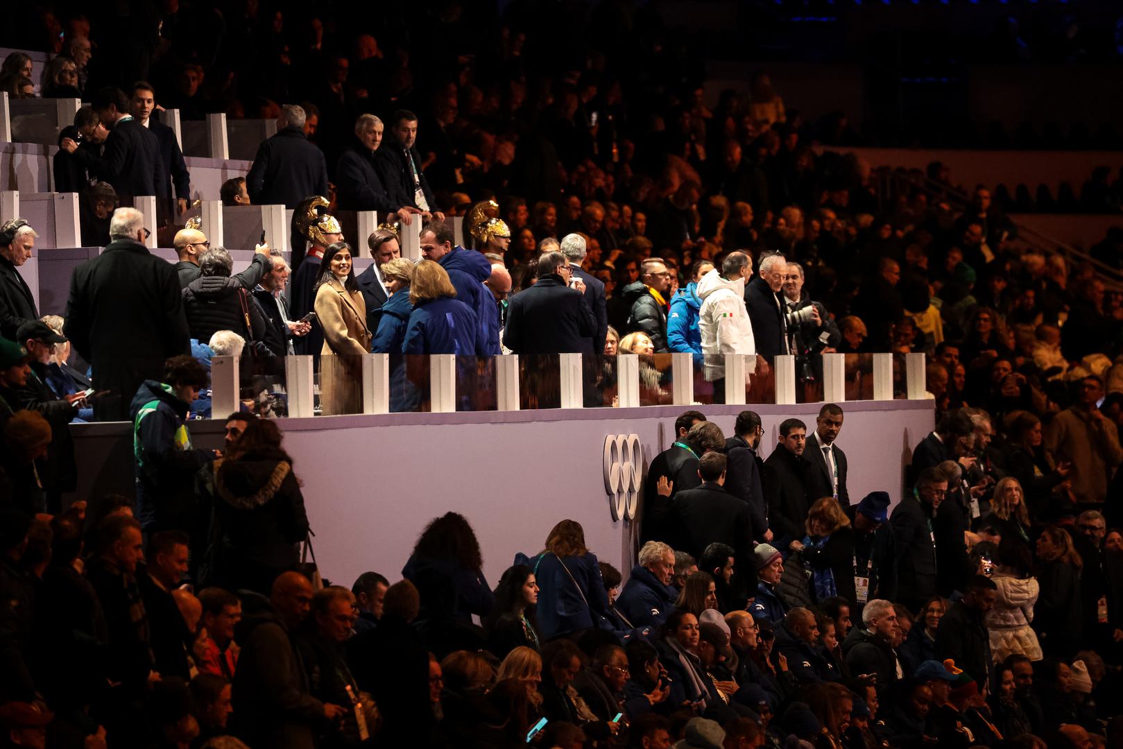 Hrvatske boje brani delegacija od četrnaest članova, a zbog specifičnog formata, čast nošenja zastave pripala je dvoma predstavnicima. Na glavnoj svečanosti u Milanu, stijeg nosi brzoklizačica Valentina Aščić, dok je u Cortini d’Ampezzo na čelu hrvatske skupine mladi biatlonac Matija Legović.