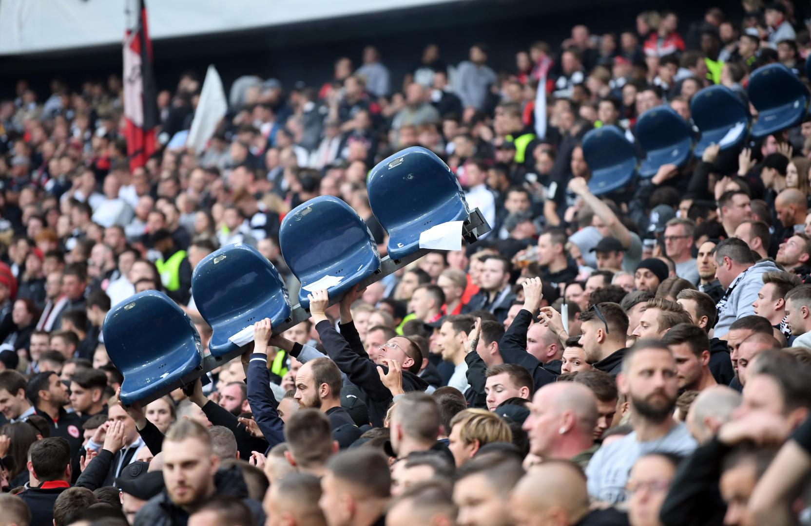 Naime, dio Eintrachtovih navijača ljutiti zbog nekih promjena koje je domaćin trebao napraviti po Uefinim standardima ispuhali su svoj bijes na stolicama