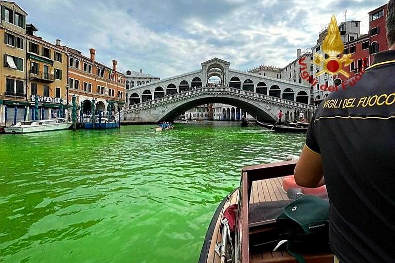 Venice's waters turn green due to an unknown substance near the Rialto Bridge