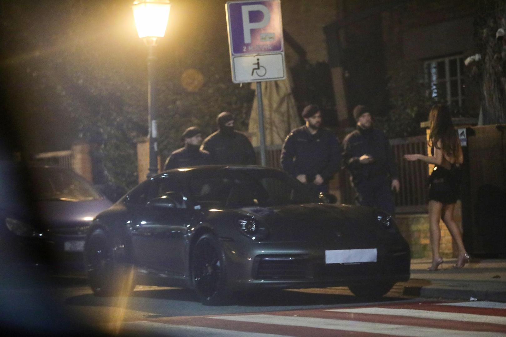 Policija se pojavila ispred restorana jer je Porsche koji je bivša Miss Universe dobila na poklon, bio nepropisno parkiran i tablice su bile prekrivene zbog čega je policija pozvala misicu da izađe van. 