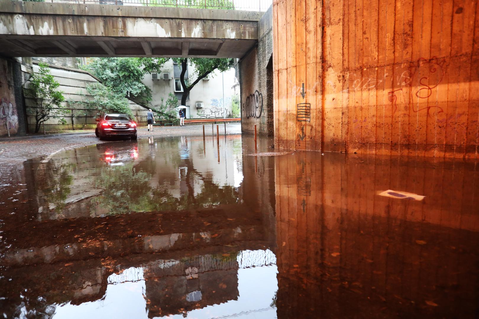 Zbog jakog pljuska ulice u višim predjelima grada pretvorile su se u bujice, zatvorena su i dva podvožnjaka, što stvara dodatnu gužvu u prometu, javlja HRT. 