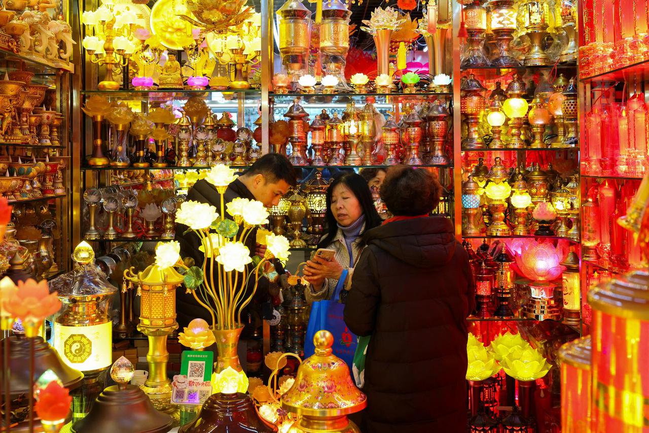 Chinese Wholesale traders react to U.S. tariffs