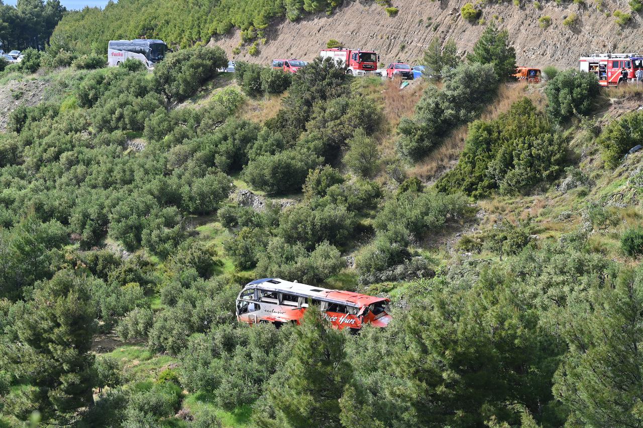 U Krvavici pored Makarske sletio s ceste autobus Duće Toursa