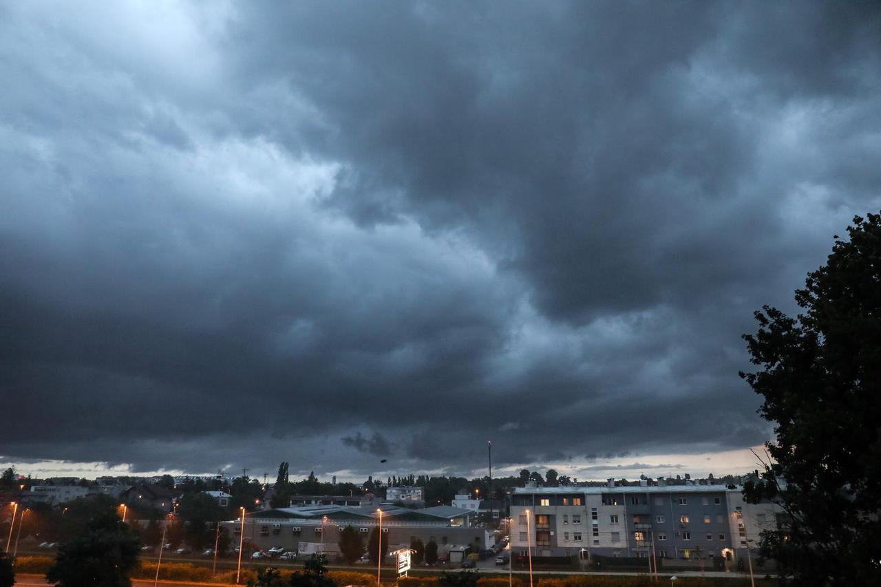 Olujni oblaci nad Zagrebom