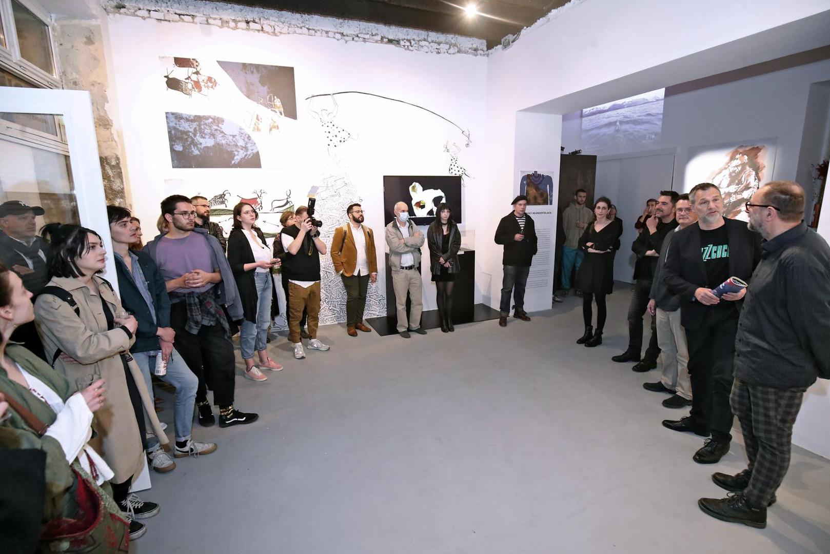 14.04.2022., Zagreb - Pod Zidom 12, galerija Cloverfeild. Otvaranje izlozbe Neandretalci. Zamjenik glavnog urednika Vecernjeg lista Mislav Simatovic zavrsnim je govorom sluzbeno proglasio izlozbu otvorenom.  Photo: Sanjin Strukic/PIXSELL