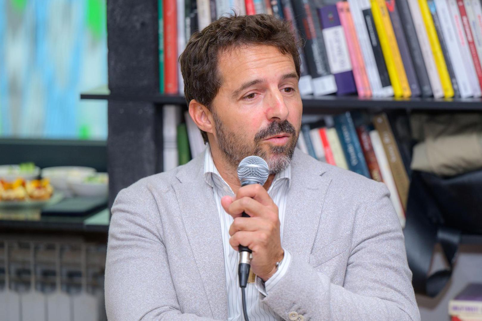 "Lijepe naše" su humoristična dramedija o dvije najbolje prijateljice čije prijateljstvo najviše nalikuje — braku. Eta (49), ekscentrična glumica koja odbija starjeti po pravilima, i Maša (40), urednica ženskog magazina koje uz svesrdnu i prilično nestručnu pomoć bivših muževa i mnoštva duhovitih likova, odgajaju tri kćerke. Glavne junakinje nisu simpatične — griješe, riskiraju i raspadaju se bez filtera, pa ih je zato nemoguće ignorirati. Smijehom protiv besmisla njihov je moto i srž serije: u svijetu u kojem ženski narativi završavaju s dvadeset petom, ovdje pravi tulum počinje tek nakon četrdesete.