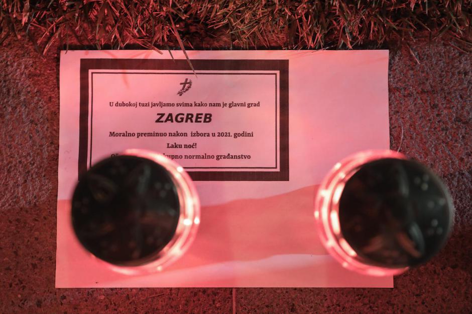 Roditelji odgojitelji i njihova djeca pred Gradskom upravom u Zagrebu pale lampaše