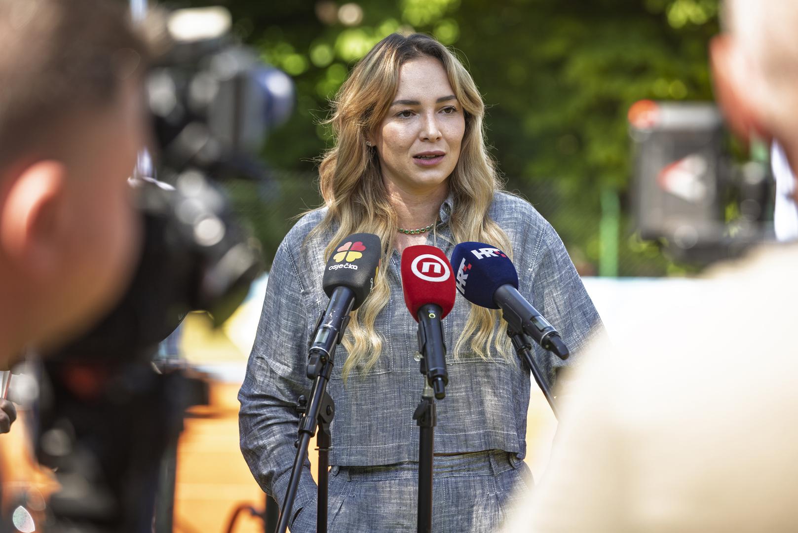 Pri tome je plijenila poglede u sivom kompletu.