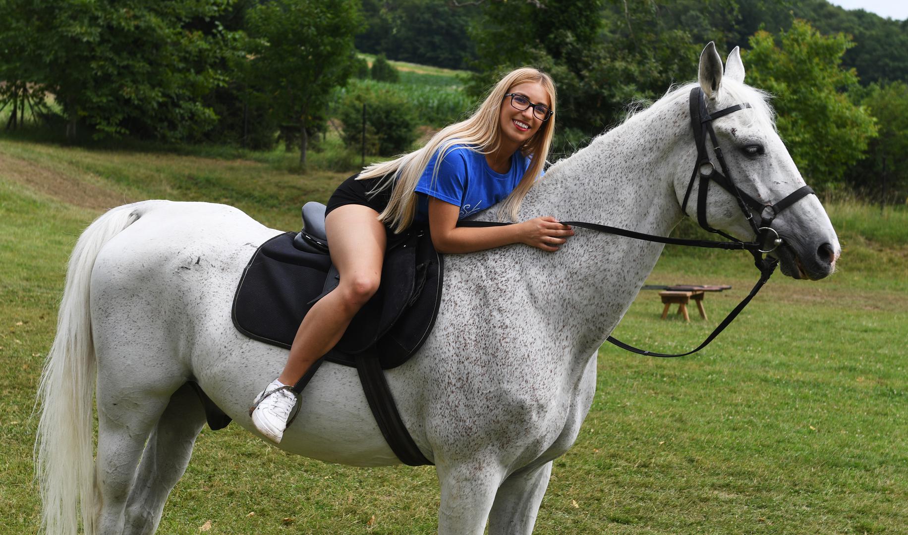 Potom su se djevojke okušale u gađanju zračnom puškom. 