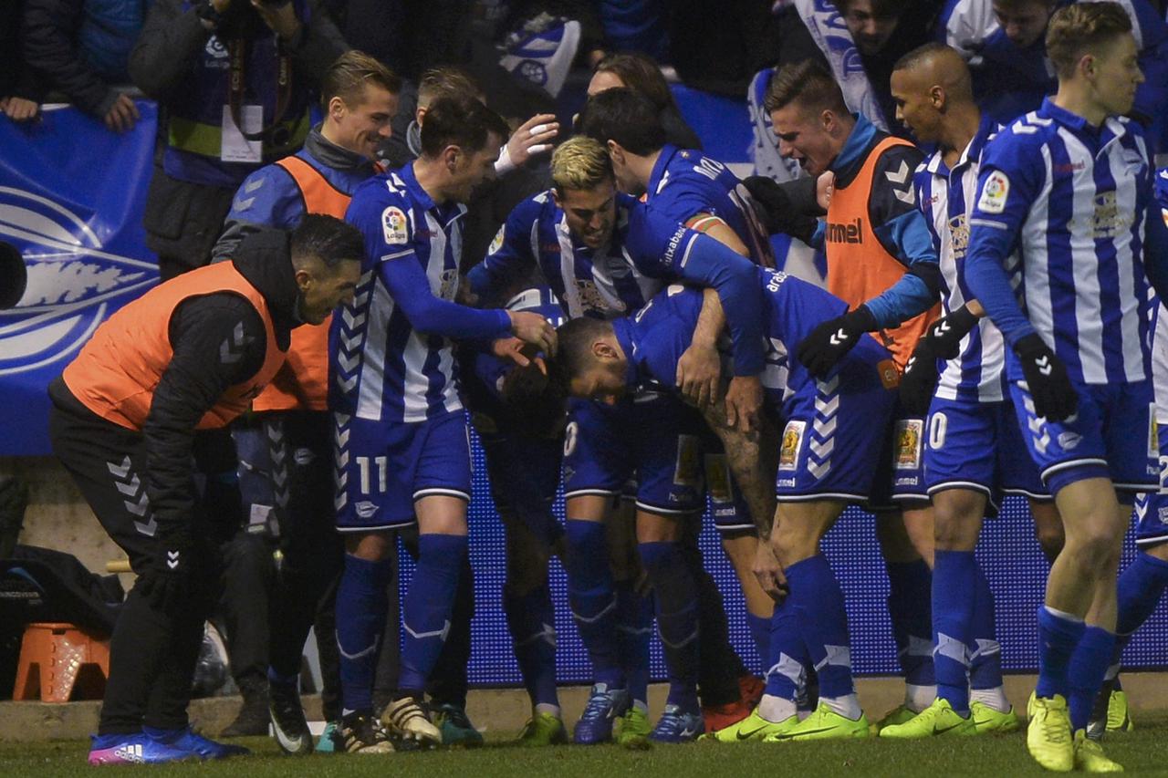 Football Soccer - Alaves v Celta Vigo - Spanish King's Cup Semi-final second leg - Mendizorroza, Vitoria, Spain, 08/02/17 Alaves' players celebrate goal. REUTERS/Vincent West