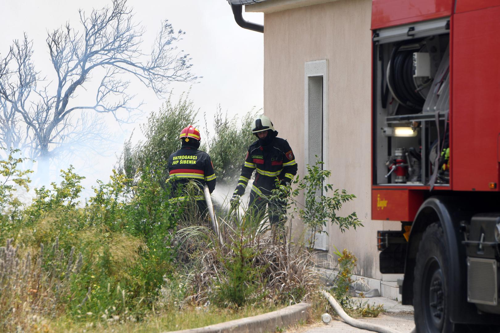 13.07.2023.,Sibenik - U gašenju požara otvorenog prostora koji je izbio na lokaciji Grebaštica u Šibensko-kninskoj županiji, trenutno sudjeluje 79 vatrogasaca sa 28 vatrogasnih vozila, Intervencijska vatrogasna postrojba Šibenik, 3 protupožarna zrakoplova Canadair CL-415, 2 protupožarna zrakoplova Air Tractor. Photo: Hrvoje Jelavic/PIXSELL