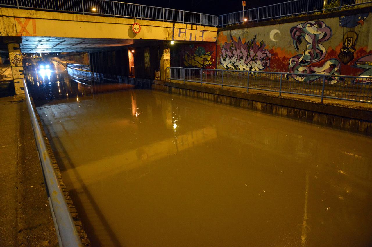 Slavonski Brod: Nevrijeme s obilnom kišom poplavilo podvožnjak u Kumičićevoj ulici