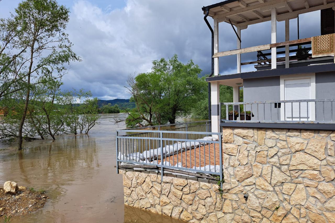 Izvanredne mjere obrane od poplava u Hrvatskoj Kostajnici