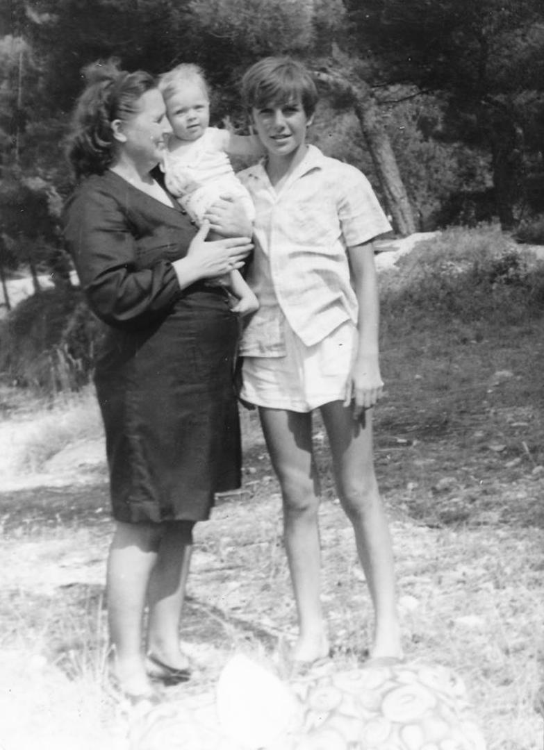 Ivan Herak kao dječak, s majkom i nećakinjom