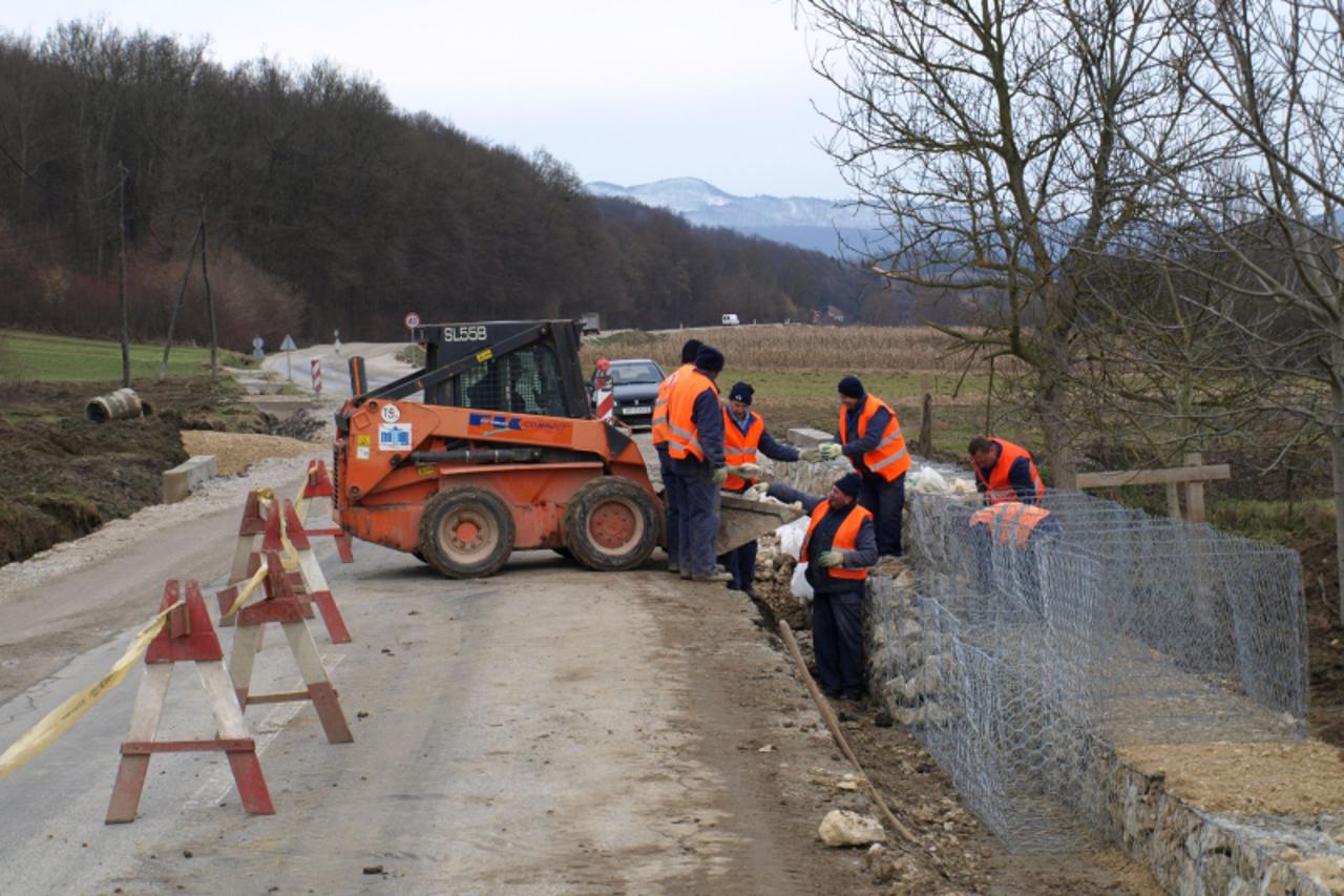 '20.01.2011. Hrascina - Radovi na cesti izmedju Hrascine i Konjscine koja je vec godinama u jako losem stanju. Photo: Matija Topolovec/PIXSELL'